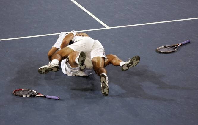 Die Olympiasieger Fernando Gonzalez und Nicolas Massu (beide Chile) wälzen sich glücklich am Boden - Sie holen das erste Olympiagold für Chile Tennis OS Sommer Herren Olympische Sommerspiele Athen 2004, Olympia, Olympiade, Spiele Gruppe Aufmacher Maroussi Glück Freude, Begeisterung,