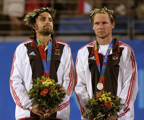 Siegerehrung: Nicolas Kiefer (li.) und Rainer Schüttler (beide Deutschland) sind trotz Silber maßlos enttäuscht Tennis OS Sommer Herren Olympische Sommerspiele Athen 2004, Olympia, Olympiade, Spiele Gruppe Aufmacher Maroussi Enttäuschung,