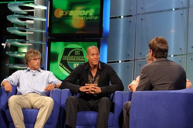 Torwart Stephan Loboue (Mitte) und Markus Krösche (beide Paderborn) zu Gast im ZDF-Sportstudio Fußball Herren ZDF Sportstudio 2004, Sendung, Fernsehsendung, Sportsendung, Gäste, Studiogast, Studiogäste Gruppe Mainz