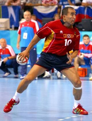 Talant Duishebaev (Spanien) am Ball - PUBLISHING RIGHTS FOR GERMAN MEDIA ONLY Handball OS Sommer Herren Olympische Sommerspiele 2004, Olympia, Olympiade, Spiele, Athen, Nationalmannschaft, Nationalteam Einzelbild Faliro, Faliron Dynamik,