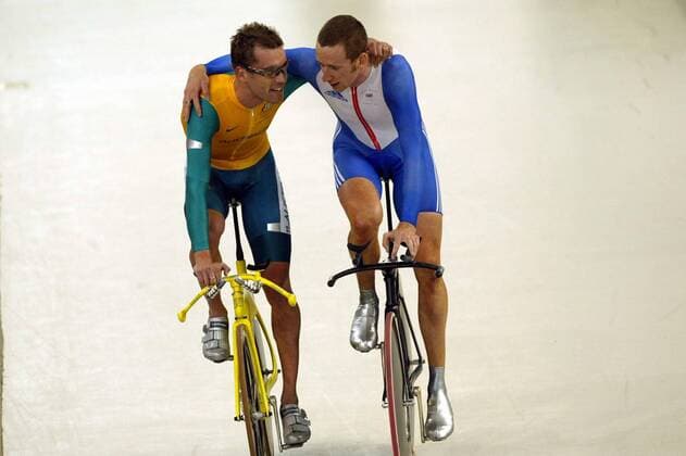 PARIS 2024, OLYMPIC LEGENDS: Bradley Wiggins Olympiasieger Bradley Wiggins (Großbritannien, re.) und der Zweitplatzierte Brad McGee (Australien) Radsport OS Sommer Herren Olympische Sommerspiele Athen 2004, Olympia, Olympiade, Spiele, Rad, Bahn, Bahnrad, Bahnradsport Gruppe pan6902 Maroussi Kameradschaft, Freude  