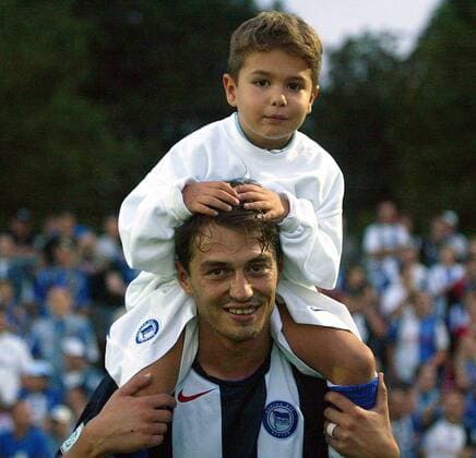 Ante Covic (Hertha Amat.) mit seinem Sohn auf den Schultern Fußball Herren DFB-Pokal 2004 2005, Pokalspiel, Hertha BSC Berlin Amateure, A, Vdig Gruppe Berlin Freude,
