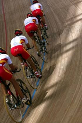 Der spanische Vierer mit Carlos Castano, Sergi Escobar, Asier Maeztu, Carlos Torrent Radsport OS Sommer Herren Olympische Sommerspiele Athen 2004, Olympia, Olympiade, Spiele, Rad, Bahn, Bahnrad, Bahnradsport Gruppe Maroussi
