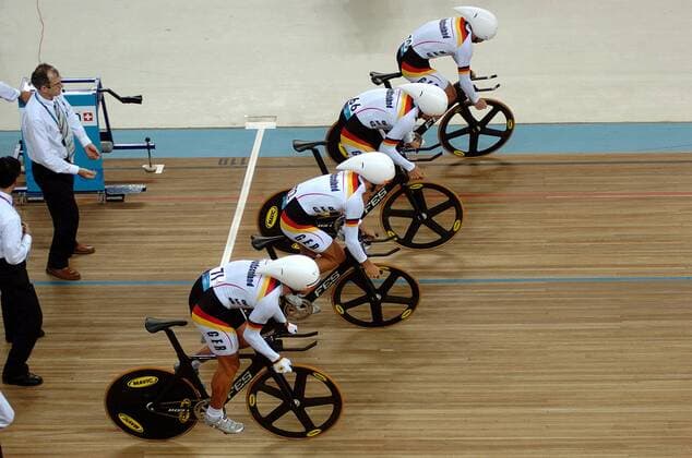 Start des deutschen Bahnvierers v.re.: Guido Fulst, Robert Bartko, Leif Lampater und Christian Lademann Radsport OS Sommer Herren Olympische Sommerspiele Athen 2004, Olympia, Olympiade, Spiele, Rad, Bahn, Bahnrad, Bahnradsport, Gruppe Maroussi, Nationaltrikot