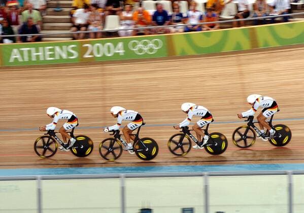 Der deutsche Bahnvierer mit Guido Fulst, Robert Bartko, Leif Lampater und Christian Lademann Radsport OS Sommer Herren Olympische Sommerspiele Athen 2004, Olympia, Olympiade, Spiele, Rad, Bahn, Bahnrad, Bahnradsport, Gruppe Maroussi, Nationaltrikot