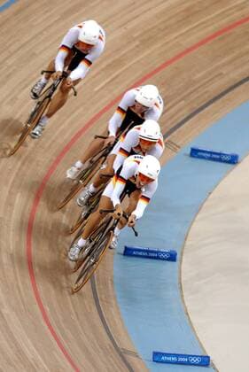 Der deutsche Bahnvierer mit Guido Fulst, Robert Bartko, Leif Lampater und Christian Lademann Radsport OS Sommer Herren Olympische Sommerspiele Athen 2004, Olympia, Olympiade, Spiele, Rad, Bahn, Bahnrad, Bahnradsport, Gruppe Maroussi, Nationaltrikot
