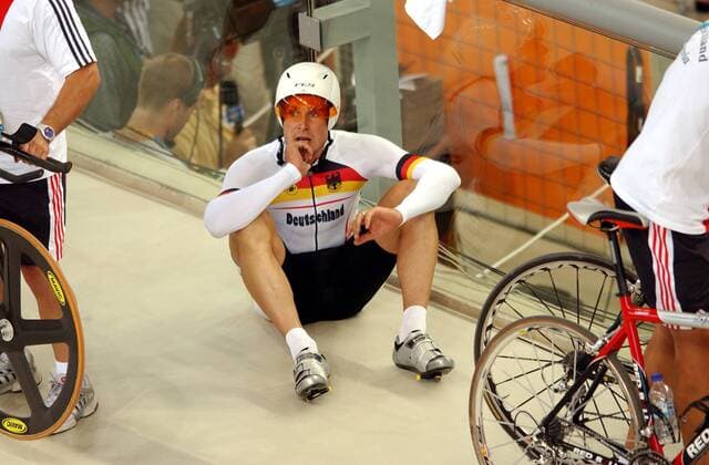 Robert Bartko (Deutschland) enttäuscht Radsport OS Sommer Herren Olympische Sommerspiele Athen 2004, Olympia, Olympiade, Spiele, Rad, Bahn, Bahnrad, Bahnradsport, Einzelbild Maroussi, Nationaltrikot Enttäuschung,