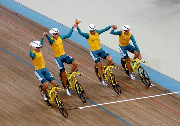 Der siegreiche australische Bahnvierer mit Graeme Brown, Brett Lancaster, Brad McGee und Luke Roberts Radsport OS Sommer Herren Olympische Sommerspiele Athen 2004, Olympia, Olympiade, Spiele, Rad, Bahn, Bahnrad, Bahnradsport, Gruppe Bradley Maroussi, Nationaltrikot Freude,