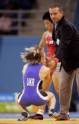 Kampfrichter Georgios Chamakos (Griechenland) erklärt Irini Merleni (Ukraine) zur Olympiasiegerin, diese reagiert sehr emotional (Serie 3 5), hi. Chiharu Icho (Japan) Ringen OS Sommer Damen Olympische Sommerspiele Athen 2004, Olympia, Olympiade, Spiele, 48 Kilogramm, 48Kg, Kg Gruppe Ano Liossia, Finale Freude, Begeisterung,