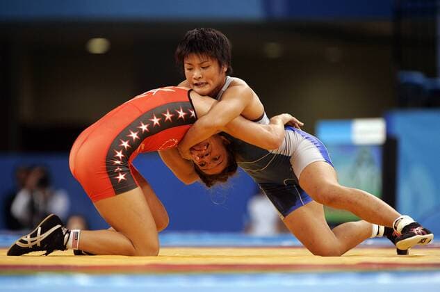 Kaori Icho (Japan, re.) gegen Sara McMann (USA) Ringen OS Sommer Damen Olympische Sommerspiele Athen 2004, Olympia, Olympiade, Spiele, 63 Kilogramm, 63Kg, Kg Gruppe Ano Liossia