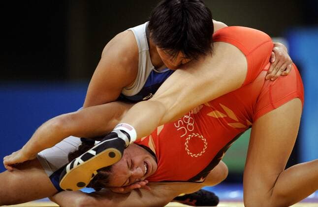 Kaori Icho (Japan, re.) gegen Sara McMann (USA) Ringen OS Sommer Damen Olympische Sommerspiele Athen 2004, Olympia, Olympiade, Spiele, 63 Kilogramm, 63Kg, Kg Gruppe Aufmacher Ano Liossia Kampf,