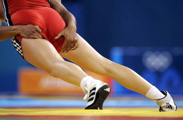 Eine Ringerin muß sich eine unsittliche Berührung gefallen lassen Ringen OS Sommer Damen Olympische Sommerspiele Athen 2004, Olympia, Olympiade, Spiele, 63 Kilogramm, 63Kg, Kg Einzelbild Aufmacher Ano Liossia
