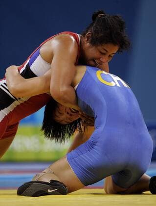 Mabel Fonseca (Puerto Rico, li.) gegen Dongmei Sun (China) Ringen OS Sommer Damen Olympische Sommerspiele Athen 2004, Olympia, Olympiade, Spiele, 55 Kilogramm, 55Kg, Kg Gruppe Ano Liossia