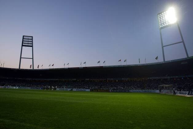 Stromausfall im Bremer Weserstadion, nur ein Flutlichtmast funktioniert zum Teil Fußball 1. BL Herren Saison 2004 2005, SV Werder Bremen Totale Weserstadion Bremen