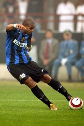 Adriano (Inter Mailand) zieht ab Fußball EC 1 Herren Champions League Qualifikation 2004 2005, Serie A, 1. Italienische Liga, Internazionale FC Mailand Einzelbild Mailand Dynamik,