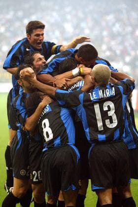 Torjubel Inter Mailand u.a. mit Ze Maria (re.) und Javier Zanetti (hi.li.) Fußball EC 1 Herren Champions League Qualifikation 2004 2005, Serie A, 1. Italienische Liga, Internazionale FC Mailand Gruppe Mailand Freude, Begeisterung,