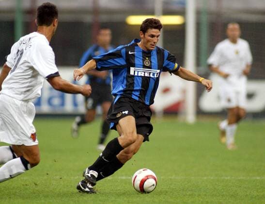 Javier Zanetti (Inter Mailand, re.) am Ball Fußball EC 1 Herren Champions League Qualifikation 2004 2005, Internazionale FC Mailand - FC Basel 4:1 Gruppe Mailand Dynamik,