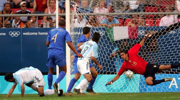 Torwart Ivan Pelizzoli (Italien) kann das Gegentor durch Carlos Tevez (Argentinien, li.) nicht verhindern Fußball OS Sommer Herren Olympische Sommerspiele Athen 2004, Olympia, Olympiade, Spiele, Länderspiel, Vdig Gruppe Faliron, Faliro Dynamik,