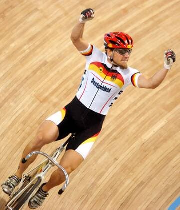 Rene Wolff (Deutschland) jubelt - er hat sich den 3. Platz im Sprint gesichert Radsport OS Sommer Herren Olympische Sommerspiele Athen 2004, Olympia, Olympiade, Spiele, Rad, Bahn, Bahnrad, Bahnradsport Einzelbild Maroussi Freude, Begeisterung,