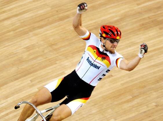 Rene Wolff (Deutschland) jubelt - er hat sich den 3. Platz im Sprint gesichert Radsport OS Sommer Herren Olympische Sommerspiele Athen 2004, Olympia, Olympiade, Spiele, Rad, Bahn, Bahnrad, Bahnradsport Einzelbild Maroussi Freude, Begeisterung,