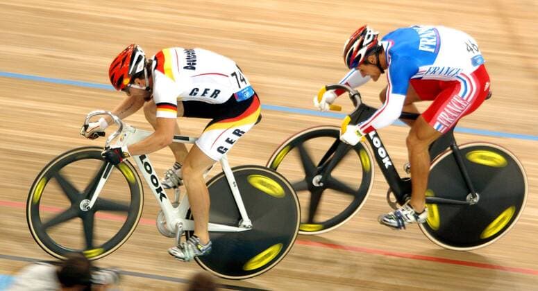 Rene Wolff (Deutschland, li.) gegen Laurent Gane (Frankreich) Radsport OS Sommer Herren Olympische Sommerspiele Athen 2004, Olympia, Olympiade, Spiele, Rad, Bahn, Bahnrad, Bahnradsport Gruppe Maroussi