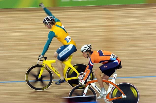 Ryan Bayley (Australien, li.) jubelt nach seinem Sieg über Theo Bos (Niederlande) Radsport OS Sommer Herren Olympische Sommerspiele Athen 2004, Olympia, Olympiade, Spiele, Rad, Bahn, Bahnrad, Bahnradsport Gruppe Maroussi Freude,