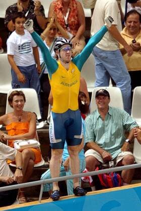 Ryan Bayley (Australien) jubelt - er ist Olympiasieger im Bahnrad-Sprint Radsport OS Sommer Herren Olympische Sommerspiele Athen 2004, Olympia, Olympiade, Spiele, Rad, Bahn, Bahnrad, Bahnradsport Gruppe Maroussi Freude, Begeisterung,