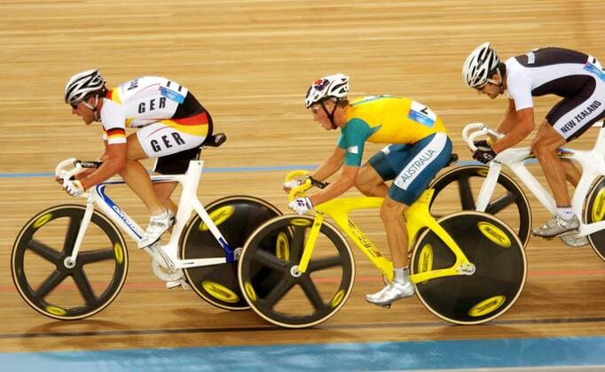 Guido Fulst (Deutschland, li.) vor Mark Renshaw (Australien, Mitte) und Greg Henderson (Neuseeland) Radsport OS Sommer Herren Olympische Sommerspiele Athen 2004, Olympia, Olympiade, Spiele, Rad, Bahn, Bahnrad, Bahnradsport Gruppe Maroussi