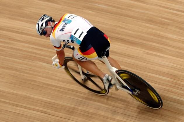Guido Fulst (Deutschland) beobachtet seine Verfolger Radsport OS Sommer Herren Olympische Sommerspiele Athen 2004, Olympia, Olympiade, Spiele, Bahn, Rad, Bahnrad, Bahnradsport Einzelbild Maroussi