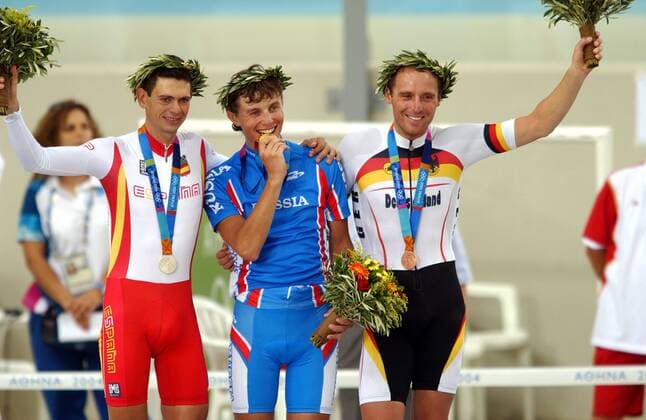 Siegerehrung Bahnrad-Punkterennen - Olympiasieger Mikhail Ignatyev (Rußland, Mitte) zwischen Joan Llaneras (Spanien, li.) und Guido Fulst (Deutschland) Radsport OS Sommer Herren Olympische Sommerspiele Athen 2004, Olympia, Olympiade, Spiele, Bahn, Rad, Bahnrad, Bahnradsport Gruppe Russland, Ignatjew, Ignatjev, Ignatyew, Ignatiev Maroussi, Ignatiew, Juan, Freude,