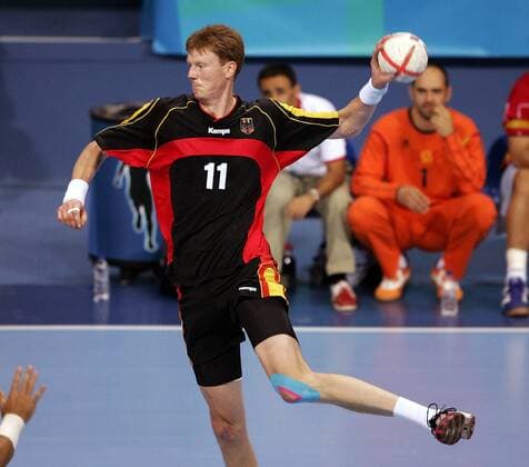 Volker Zerbe (Deutschland) zieht ab Handball OS Sommer Herren Olympische Sommerspiele Athen 2004, Olympia, Olympiade, Spiele, Länderspiel, Einzelbild Faliron, Faliro Dynamik,