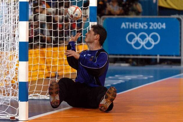 Torwart Henning Fritz (Deutschland) holt den Ball aus dem Tor Handball OS Sommer Herren Olympische Sommerspiele Athen 2004, Olympia, Olympiade, Spiele, Länderspiel, Nationalmannschaft Einzelbild Faliron, Faliro