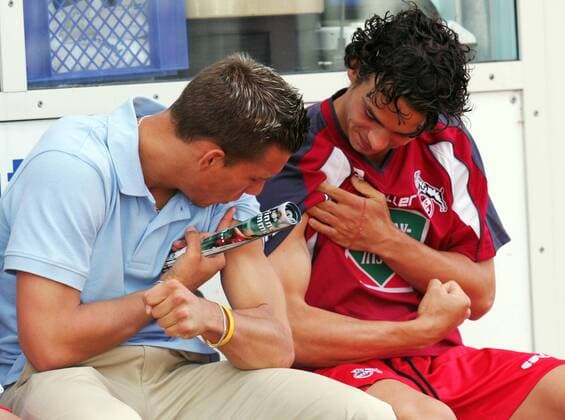 Lukas Podolski (li.) und Markus Feulner (beide Köln) vergleichen ihre Muckis Fußball 2. BL Herren Saison 2004 2005, 1. FC Köln Gruppe Burghausen