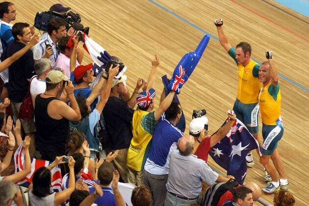 Stuart O Grady (re.) und Graeme Brown (beide Australien) feiern ihren Olympiasieg zusammen mit den Fans Radsport OS Sommer Herren Olympische Sommerspiele Athen 2004, Olympia, Olympiade, Spiele, Rad, Bahn, Bahnrad, Bahnradsport Totale Maroussi Freude, Begeisterung,