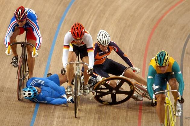 Von vorn: Shane Kelly (Australien, re.) führt vor Rene Wolff (Deutschland, Mitte), hi. stürzen Theo Bos (Niederlande, re.) und Labros Vasilopoulos (Griechenland), li. Mickael Bourgain (Frankreich) Radsport OS Sommer Herren Olympische Sommerspiele Athen 2004, Olympia, Olympiade, Spiele, Rad, Bahn, Bahnrad, Bahnradsport Gruppe Maroussi Dynamik,