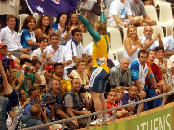 Olympiasieger Ryan Bayley (Australien) jubelt dem Publikum zu, das nur zaghaft Applaus spendet Radsport OS Sommer Herren Olympische Sommerspiele Athen 2004, Olympia, Olympiade, Spiele, Rad, Bahn, Bahnrad, Bahnradsport Totale Maroussi Freude,