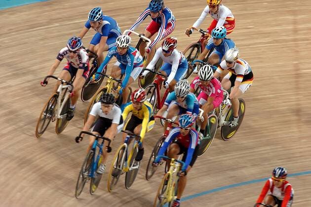 Das Starterfeld beim Punktefahren der Damen Radsport OS Sommer Damen Olympische Sommerspiele Athen 2004, Olympia, Olympiade, Spiele, Bahnrad, Rad, Bahn, Bahnradsport, Totale Maroussi