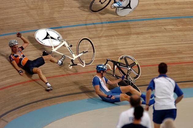Robert Slippens (Niederlande, li.) und Rob Hayles (Großbritannien) liegen nach einem Sturz auf der Bahn Radsport OS Sommer Herren Olympische Sommerspiele Athen 2004, Olympia, Olympiade, Spiele, Rad, Bahn, Bahnrad, Vdig Gruppe Maroussi