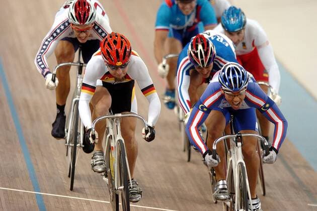 Rene Wolf (li.) Kopf an Kopf gegen Josiah Ng (Malaysia) Radsport OS Sommer Herren Olympische Sommerspiele Athen 2004, Olympia, Olympiade, Spiele, Rad, Bahn, Bahnrad, Bahnradsport Gruppe Maroussi Dynamik,