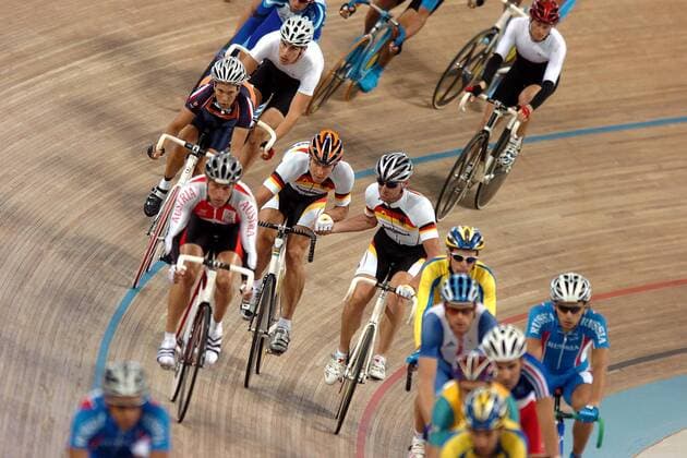 Robert Bartko (Mitte, li.) holt mit Hilfe von Guido Fulst (beide Deutschland) in der Mitte des Fahrerfeldes Schwung Radsport OS Sommer Herren Olympische Sommerspiele Athen 2004, Olympia, Olympiade, Spiele, Rad, Bahn, Bahnrad, Vdig Totale Maroussi