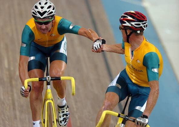 Graeme Brown (li.) holt mit Hilfe von Stuart O Grady (beide Australien) Schwung Radsport OS Sommer Herren Olympische Sommerspiele Athen 2004, Olympia, Olympiade, Spiele, Rad, Bahn, Bahnrad, Vdig Gruppe Maroussi