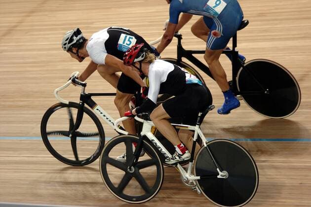 Franco Marvulli (li.) holt mit Hilfe von Bruno Risi (beide Schweiz) Schwung Radsport OS Sommer Herren Olympische Sommerspiele Athen 2004, Olympia, Olympiade, Spiele, Rad, Bahn, Bahnrad, Vdig Gruppe Maroussi