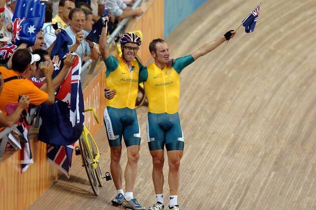 Stuart O Grady (li.) und Graeme Brown (beide Australien) werden Olympiasieger im Madison Radsport OS Sommer Herren Olympische Sommerspiele Athen 2004, Olympia, Olympiade, Spiele, Rad, Bahn, Bahnrad, Vdig Gruppe Maroussi Freude,