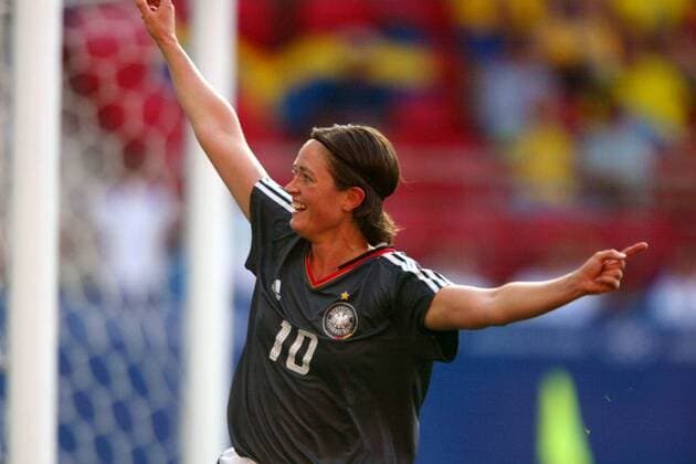 Torschützin Renate Lingor (Deutschland) freut sich über ihren Siegtreffer zum 1:0 Fußball OS Sommer Damen Olympische Sommerspiele Athen 2004, Olympia, Olympiade, Spiele, Frauen, Frauenfußball Einzelbild Faliron Freude,
