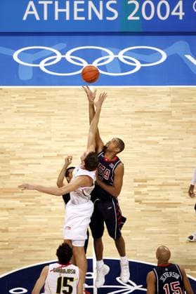 Tim Duncan (USA, re.) gegen Pau Gasol (Spanien) - Sprungball Basketball OS Sommer Herren Olympische Sommerspiele 2004, Olympia, Olympiade, Spiele, Athen, Spanien - USA 94:102 Gruppe Maroussi