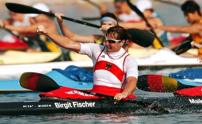 Birgit Fischer (Deutschland) bejubelt den Olympiasieg im Viererkajak Kanu OS Sommer Damen Olympische Sommerspiele Athen 2004, Olympia, Olympiade, Spiele, Kanusport, Viererkajak, Kajak, Vdig Einzelbild Shinias, Schinias Freude, Begeisterung,