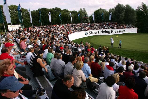 Zahlreiche Zuschauer auf der Tribüne verfolgen das Geschehen auf dem Green im Golfclub Eichenried - Hauptsponsor BMW wirbt mit dem Spruch: Sheer driving pleasure Golf Herren BMW International Open 2004, PGA European Tour, Golfen Totale Golfclub Eichenried Nord München Masse,