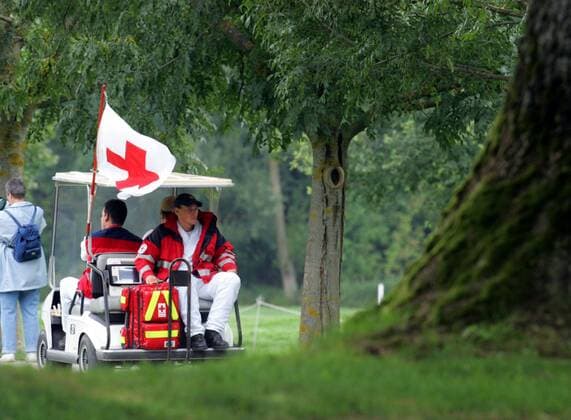 Das Rote Kreuz fährt in einem Golfcar Streife Golf Herren BMW International Open 2004, PGA European Tour, Golfen Totale Golfclub Eichenried Nord München, Golfcart