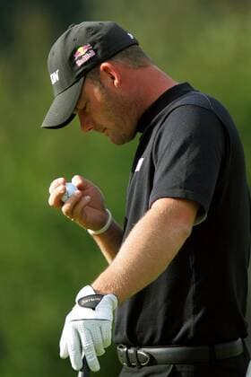Alexander Cejka (Deutschland) schaut sich seinem Ball ganz genau an Golf Herren BMW International Open 2004, PGA European Tour, Golfen Einzelbild Golfclub Eichenried Nord München Konzentration