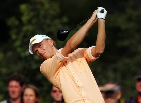 Marcel Siem (Deutschland) schaut seinem Abschlag hinterher Golf Herren BMW International Open 2004, PGA European Tour, Golfen Einzelbild Golfclub Eichenried Nord München